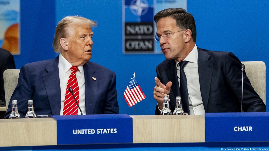 Donald Trump ve Mark Rutte yan yana oturuyor