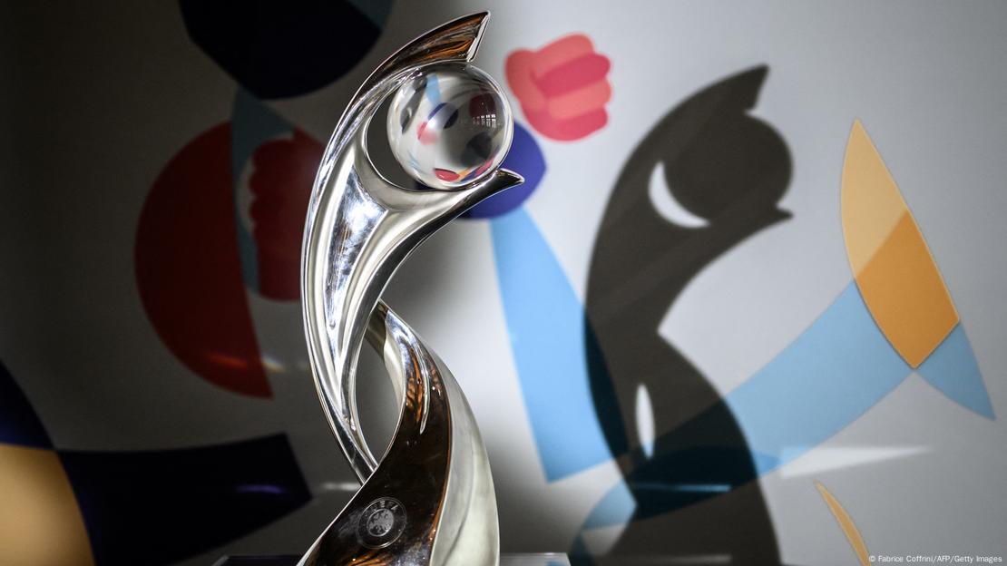 Në Bernë prezantohet pokali i Kampionatit Europian të Futbollit për Femra, një sferë e kristaltë në spirale metalike Në Bernë prezantohet pokali i Kampionatit Europian të Futbollit për Femra, një sferë e kristaltë në spirale metalike