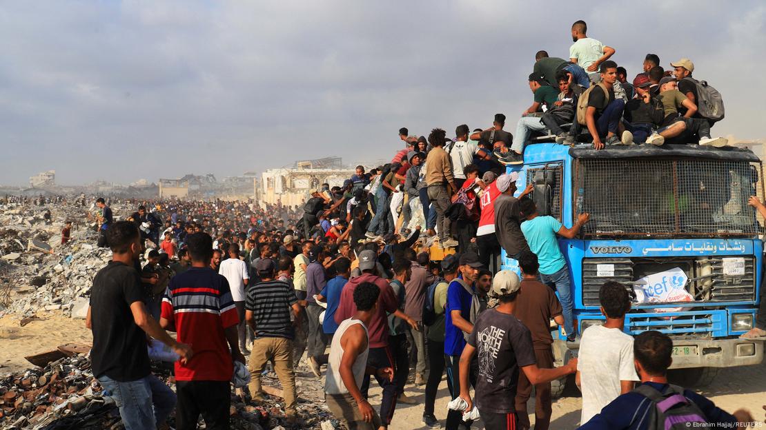 Palestinos se suben a un vehículo para recibir suministros en Beit Lahia, en el norte de la Franja de Gaza (23.06.2025) Palestinos se suben a un vehículo para recibir suministros en Beit Lahia, en el norte de la Franja de Gaza (23.06.2025)