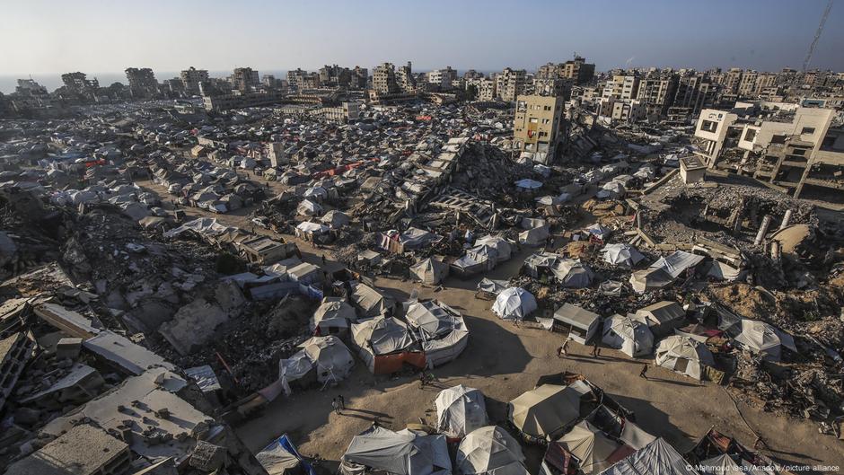 Nakon skoro dve godine bombardovanja, Gaza je uglavnom u ruševinama, a veliki deo stanovništva živi u šatorima