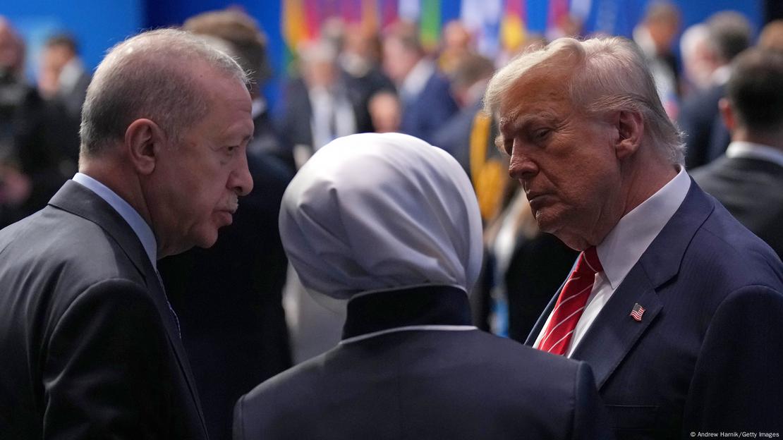 Cumhurbaşkanı Recep Tayyip Erdoğan ve ABD Başkanı Donald Trump Lahey'deki NATO Zirvesi'nde konuşurken, aralarında bir tercüman iki lidere yardımcı oluyor