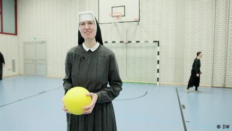 Das Leben im Kloster ist immer noch streng geregelt. Man hat aber heutzutage auch gewisse Freiheiten.