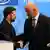 El presidente ucraniano Volodímir Zelensky (izq.) y el secretario del Consejo de Europa, Alain Berset, tras la firma del acuerdo de creación del tribunal especial que juzgará los crímenes de guerra rusos en Ucrania. (25.06.2025)