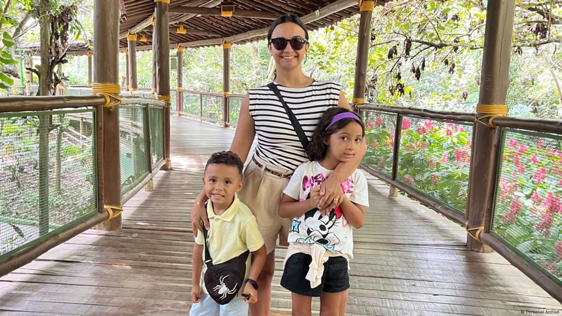 Bruna Nascimento com seus dois filhos Bruna Nascimento com seus dois filhos