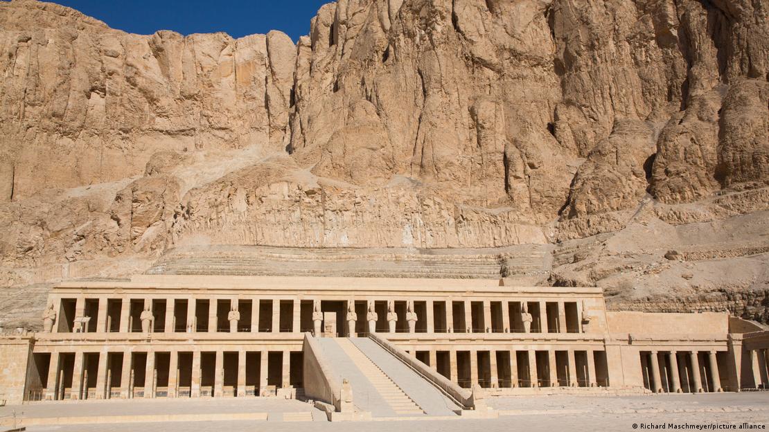 El majestuoso templo funerario de Deir el-Bahari, una de las obras arquitectónicas más impresionantes ordenadas por Hatshepsut durante su reinado, representó la ambición y visión de esta faraona que gobernó el antiguo Egipto en una época de extraordinaria prosperidad.