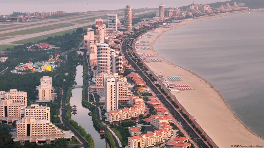 Línea costera urbanizada.