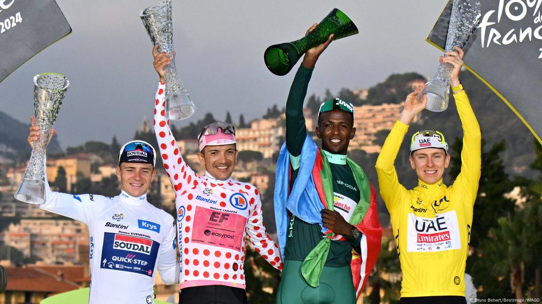Tadej Pogacar (derecha) levanta su trofeo junto a otros ganadores del Tour de Francia 2024. Tadej Pogacar (derecha) levanta su trofeo junto a otros ganadores del Tour de Francia 2024.