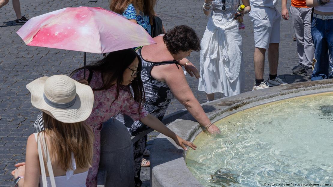 Turistas se refrescan en la Piazza del Popolo.