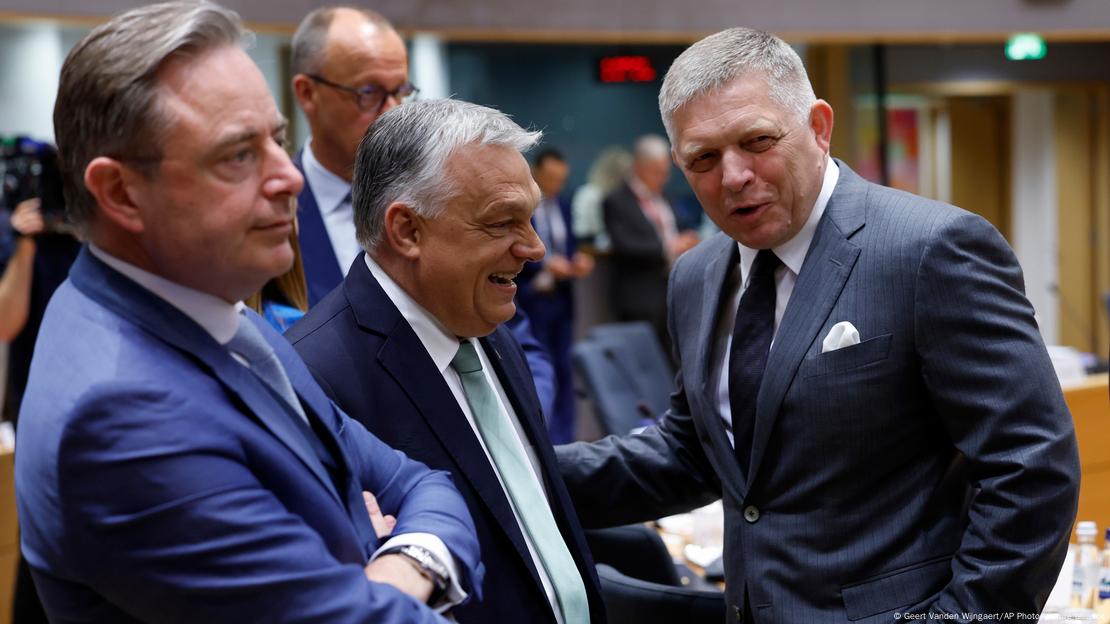 Tre kryeministrat ai i Hungarisë Viktor Orban, sllovaku Robert Fico dhe belgu Bart de Wever duke biseduar me njeri tjetrin Tre kryeministrat ai i Hungarisë Viktor Orban, sllovaku Robert Fico dhe belgu Bart de Wever duke biseduar me njeri tjetrin