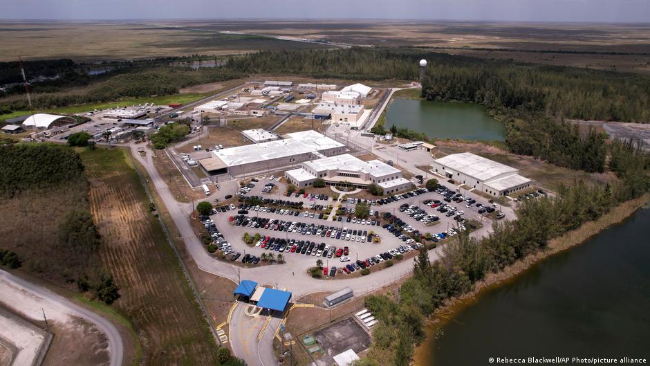 Jueza de EE.UU. ordenan desmantelar «Alligator Alcatraz» – DW – 22/08/2025