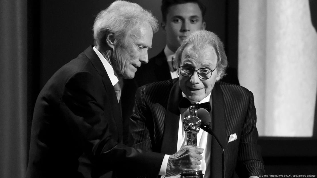 Lalo Schifrin recibiendo un premio de manos de Clint Eastwood.