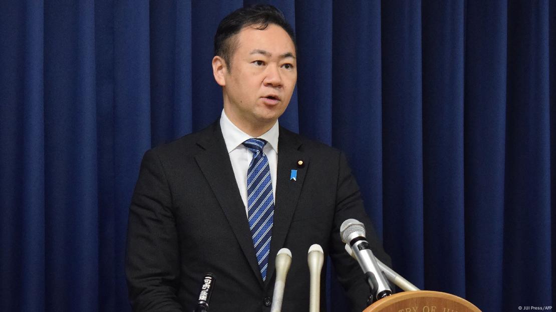 Japonya Adalet Bakanı Keisuke Suzuki açıklama yaparken