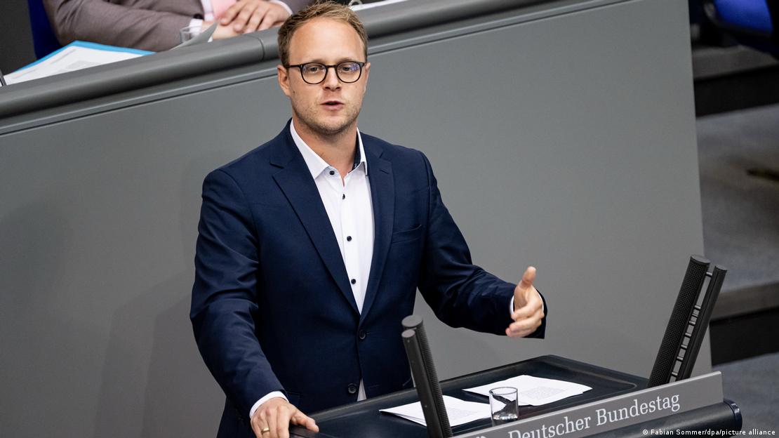 Yeşiller Milletvekili Marcel Emmerich, federal parlamento kürsüsünden konuşma yapıyor