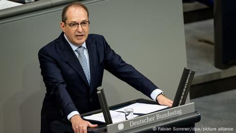 Bundesinnenminister Alexander Dobrindt möchte mit den Taliban eine Vereinbarung zur Rückführung von Migrantinnen und Migranten treffen. (Archivbild)