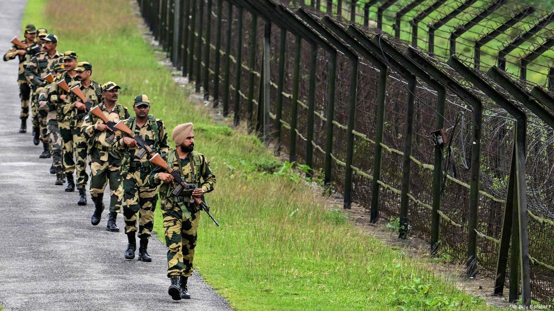 আসাম রাজ্য সংলগ্ন ভারত-বাংলাদেশ সীমান্তে বিএসএফ-এর কয়েকজন সদস্য (প্রতীকী ছবি)
