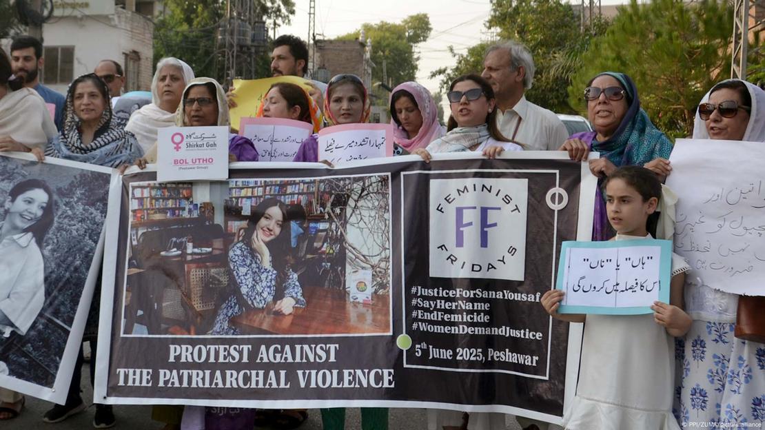 Pakistán, Peshawar, 5 de junio de 2025 | Manifestación en demanda de justicia tras el asesinato de una joven de 17 años. Pakistán, Peshawar, 5 de junio de 2025 | Manifestación en demanda de justicia tras el asesinato de una joven de 17 años.