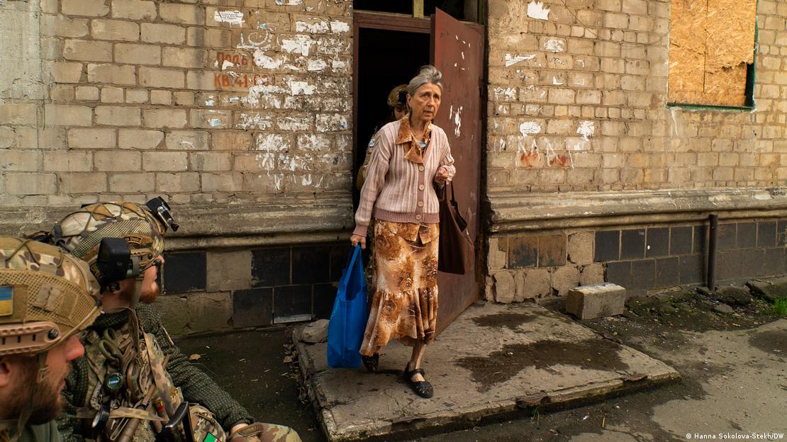 Місцева мешканка Тетяна виходить із під'їзду пошкодженої обстрілами багатоповерхівки, Костянтинівка