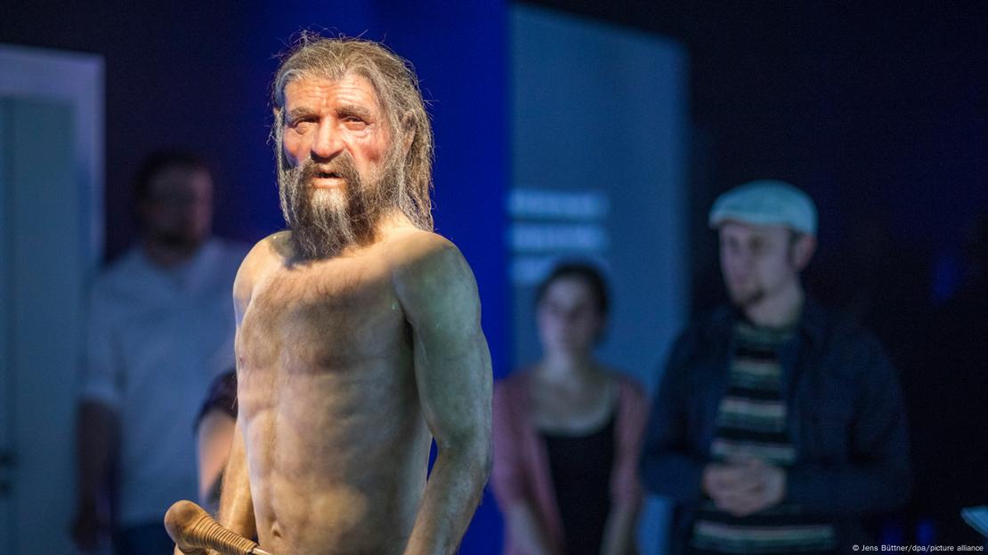 Réplica del "Hombre de Hielo", expuesta en museo. Réplica del "Hombre de Hielo", expuesta en museo.