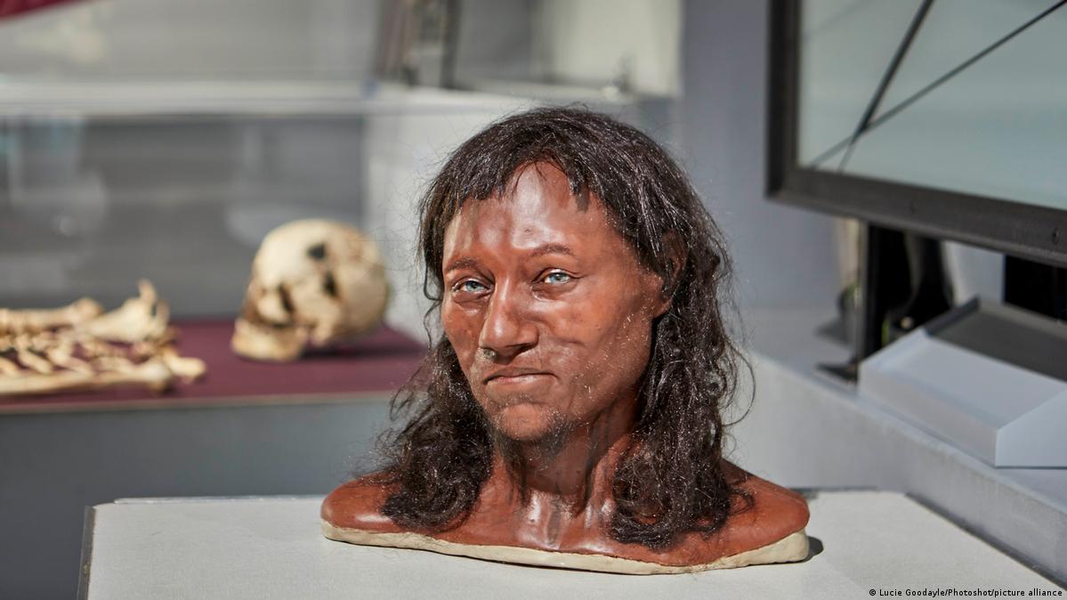 Primeiros europeus tinham pele e cabelos escuros, diz estudo – DW –  01/07/2025, image size:1199x674
