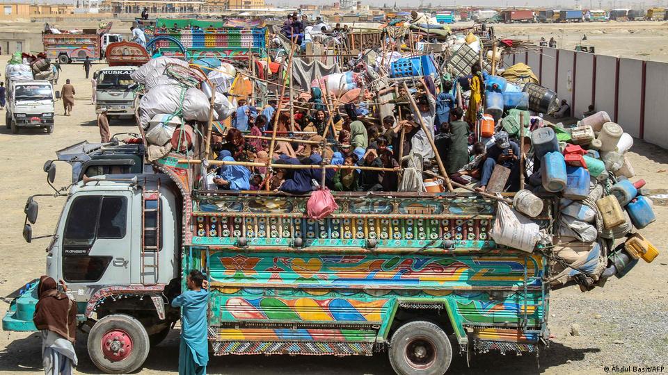 مهاجران افغانستانی در مرز پاکستان در انتظار ورود به کشورشان مهاجران افغانستانی در مرز پاکستان در انتظار ورود به کشورشان