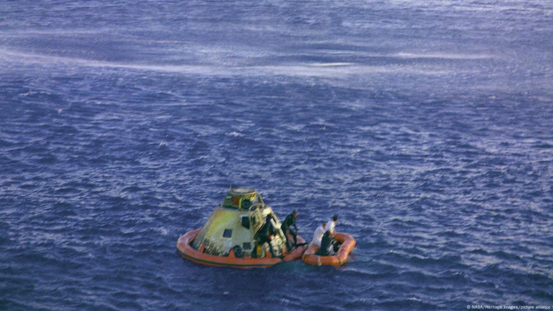 Los astronautas del Apolo 10 siendo rescatados en el Pacífico Sur tras su amerizaje el 26 de mayo de 1969, momentos después de haber establecido el récord de velocidad humana de 39.937,7 km/h que sigue imbatido hasta hoy.