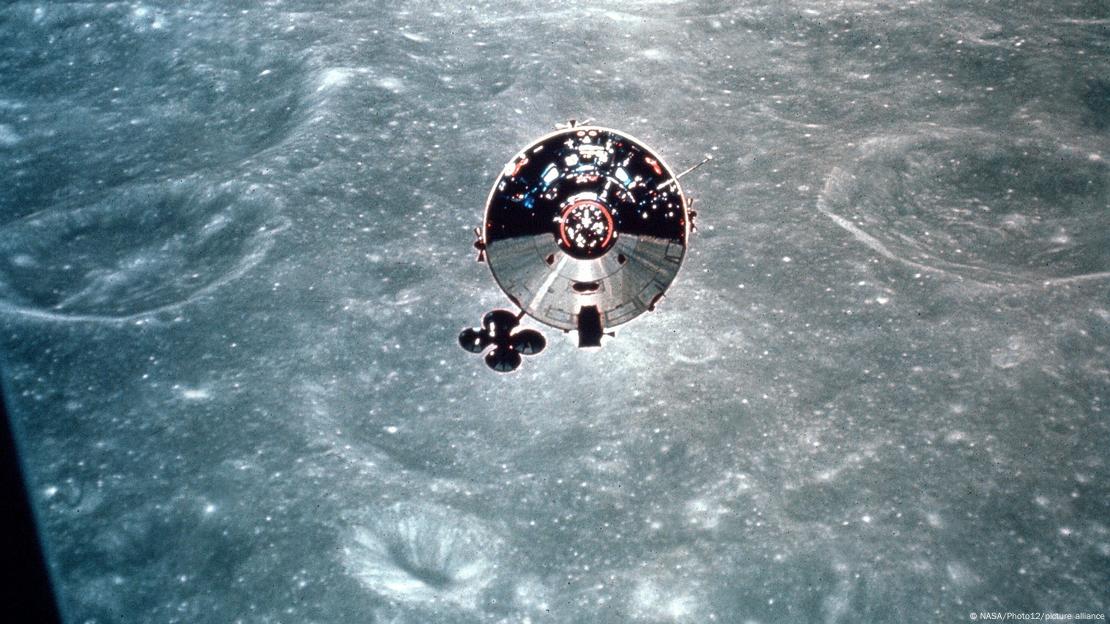 El módulo de mando "Charlie Brown" del Apolo 10 fotografiado desde el módulo lunar "Snoopy" en órbita lunar.