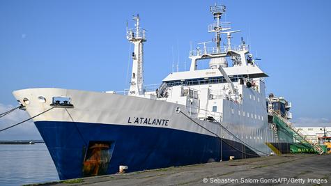 Anija "L'Atalante" para brigjeve franceze para nisjes për ekspeditë kërkimore Anija "L'Atalante" para brigjeve franceze para nisjes për ekspeditë kërkimore