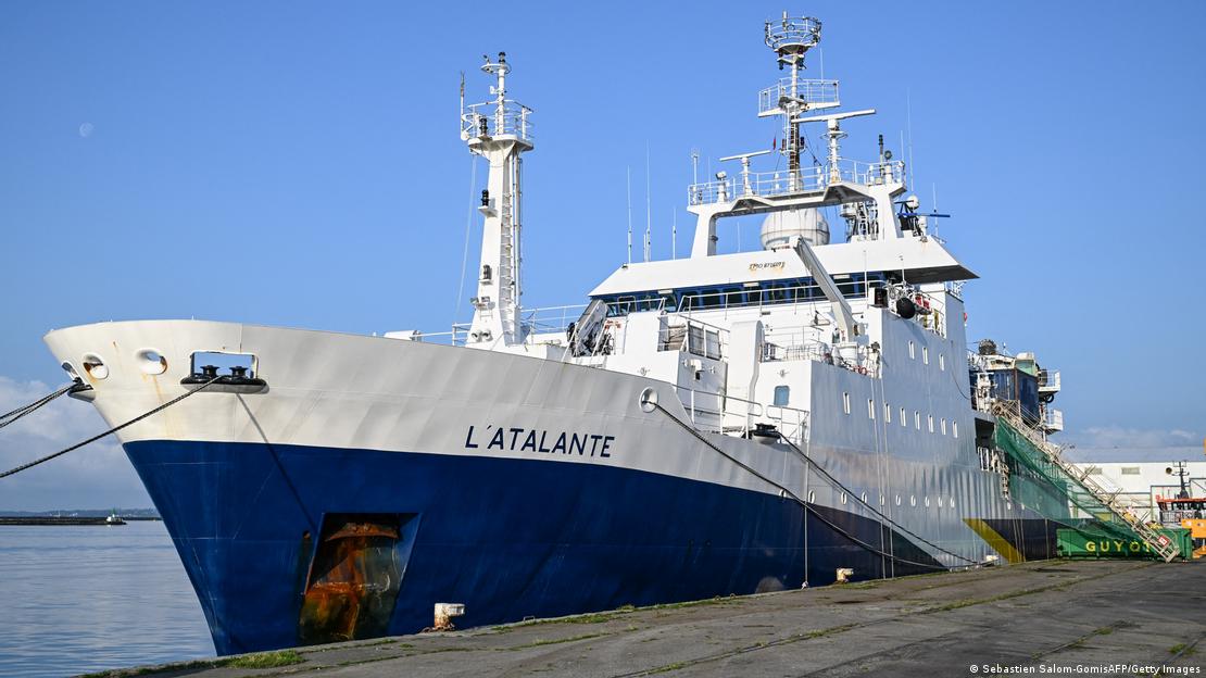 Navio de pesquisas L'Atlante ancorado no porto da cidade de Brest 