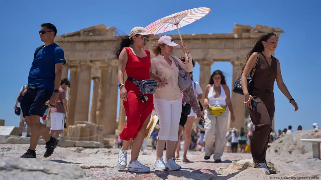 Τουρίστες με ομπρέλες για τη ζέστη στην Ακρόπολη
