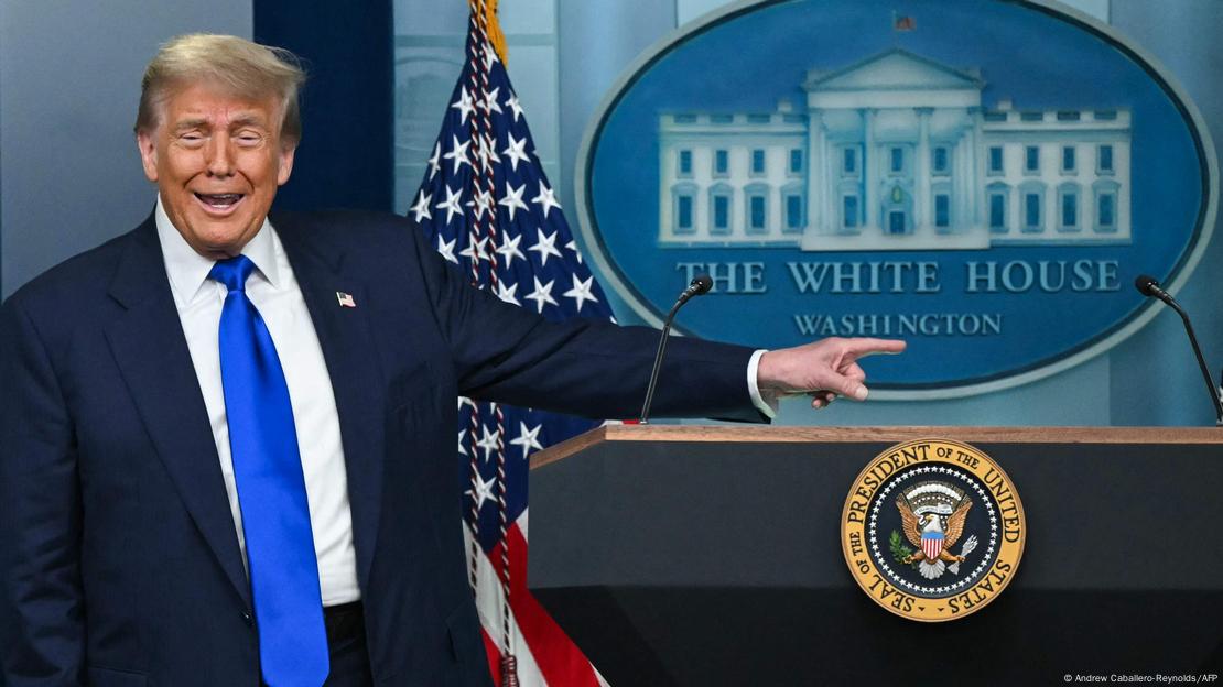 Presidenti i SHBA-së, Donald Trump, duke folur gjatë një konference për shtyp në Sallën e Brifingut Brady të Shtëpisë së Bardhë më 27 qershor 2025, në Uashington D.C. Presidenti Trump pretendoi një "FITORE GJIGANTE" të premten, ndërsa Gjykata Supreme e SHBA-së kufizoi fuqinë e gjyqtarëve të vetëm federalë për të bllokuar veprimet ekzekutive. Presidenti i SHBA-së, Donald Trump, duke folur gjatë një konference për shtyp në Sallën e Brifingut Brady të Shtëpisë së Bardhë më 27 qershor 2025, në Uashington D.C. Presidenti Trump pretendoi një "FITORE GJIGANTE" të premten, ndërsa Gjykata Supreme e SHBA-së kufizoi fuqinë e gjyqtarëve të vetëm federalë për të bllokuar veprimet ekzekutive.