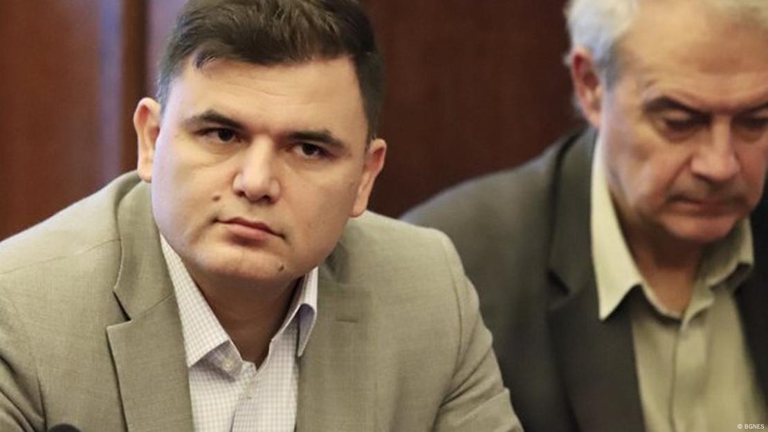 Лъчезар Богданов е завършил Университета за национално и световно стопанство в  София. Във фокуса на изследователската му работа са макроикономическата политика, публичните финанси, данъчната система и пазарът на труда. От юни 2019 година е главен икономист в Института за пазарна икономика.