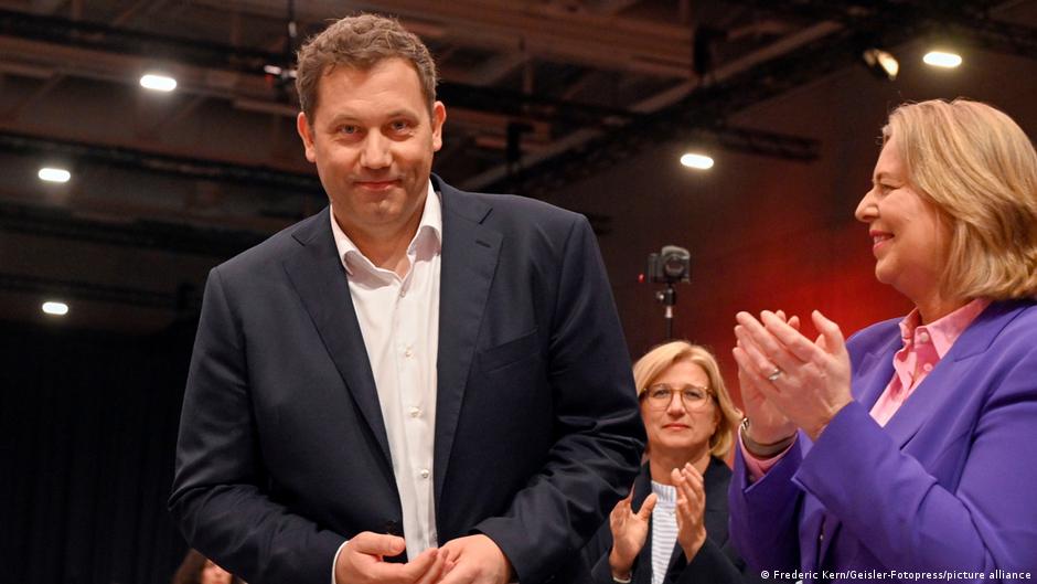 Сопредседателями СДПГ избраны Ларс Клингбайль и Бэрбель Бас – DW – 28.06.2025