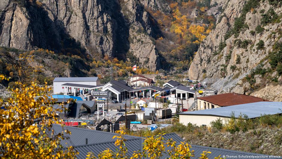 Ucranianos estancados en la frontera con Georgia – DW – 04/07/2025