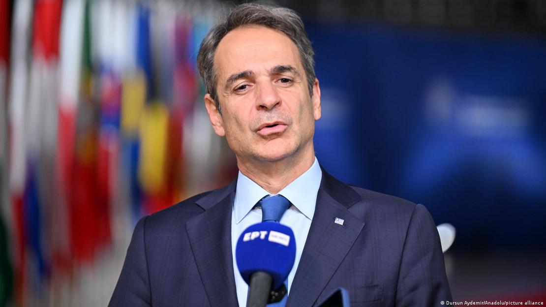 Kyriakos Mitsotakis hält eine Pressekonferenz