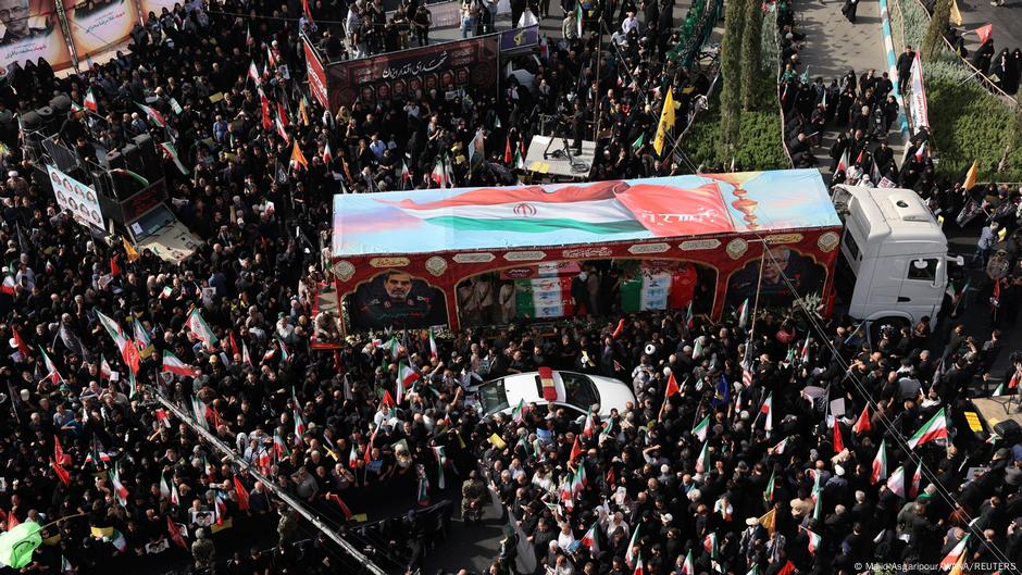 تشييع قادة وعلماء بطهران وترامب ينفي دعم نووي إيراني سلمي