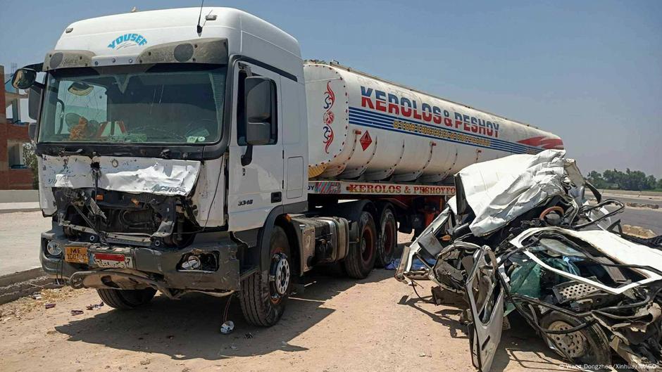 "شهيدات لقمة العيش".. مصر تودع 18 فتاة قضين في حادث مأساوي