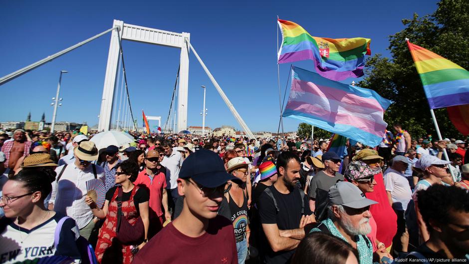 Povorka na Elizabetinom mostu