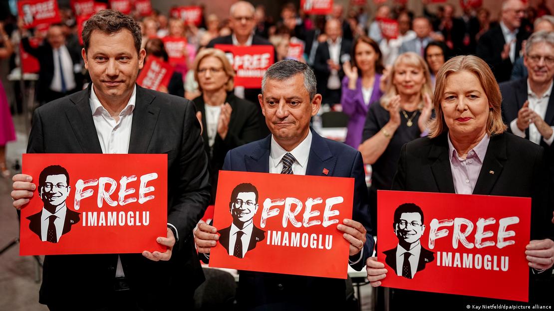 Der SPD-Vorsitzende Lars Klingbeil, Özgür Özel und SPD-Co-Chefin Bärbel Bas halten  je ein rotes Schild in der Hand, auf dem steht: Free Imamoglu (Freiheit für Imamoglu) 