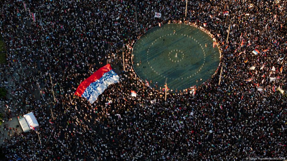 Zastava Srbije na Trgu Slavija u Beogradu 28. juna 2025.