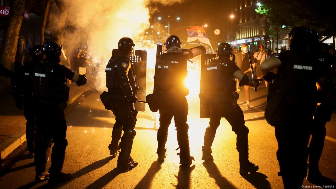 Policë përballë barrikadave në flakë të protestuesve Policë përballë barrikadave në flakë të protestuesve