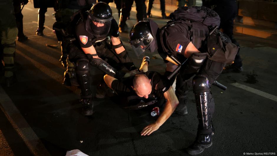 Policija privodi demonstranta na protestu 28. juna
