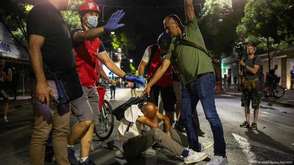 Traži se pomoć za povređenog demonstranta
