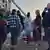 Un grupo de personas observa los trabajos de rescatistas en Smila tras un ataque ruso contra un edificio residencial.