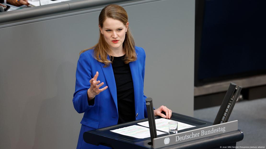 SPD Federal Parlamento Grup Başkanı Sonja Eichwede, Federal Parlamento kürsüsünden konuşma yapıyor