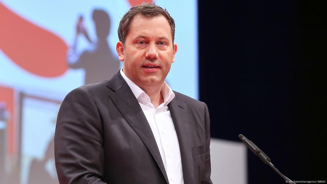 Lars Klingbeil fitoi vetëm 65% të votave, duke folur para delegatëve në Kongres Lars Klingbeil fitoi vetëm 65% të votave, duke folur para delegatëve në Kongres