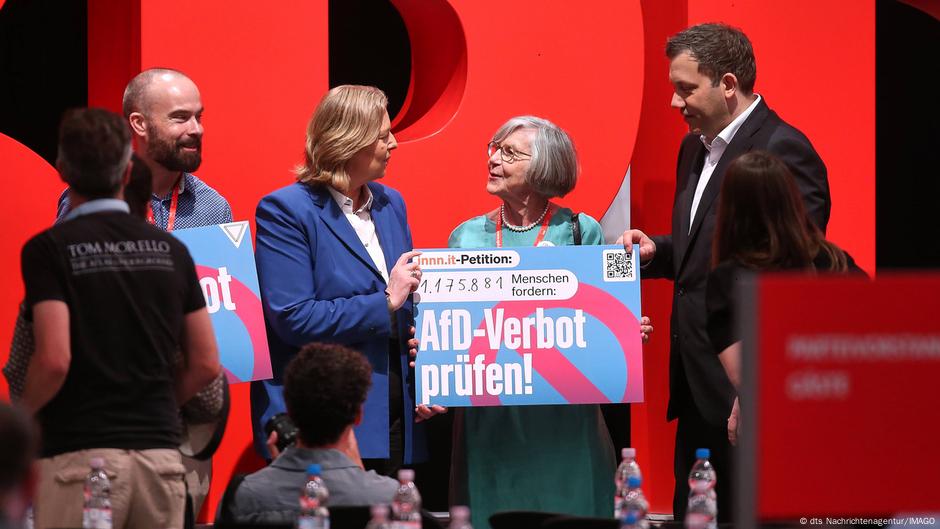 Socijaldemokrate sa plakatima kojima se zagovara moguća zabrana AfD
