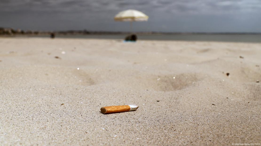 colilla de cigarro en una playa
