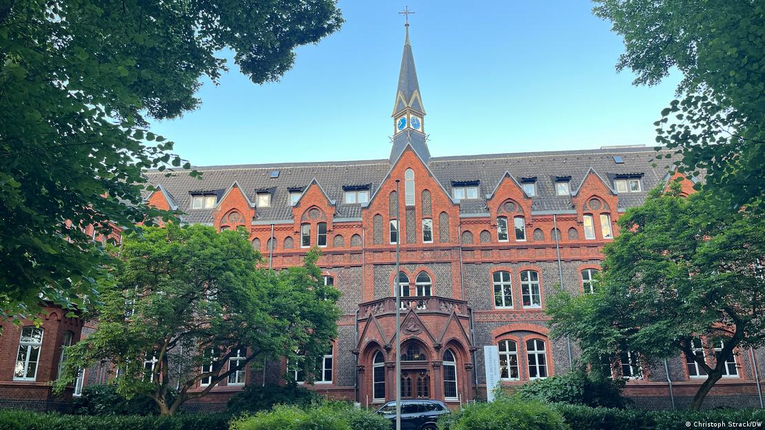 Η εικόνα δείχνει την πρώην μητρική κατοικία των Διακονισσών της οικογένειας Kaiserswerth στα βόρεια του Ντίσελντορφ, η οποία τώρα χρησιμοποιείται ως ξενοδοχείο τεσσάρων αστέρων.