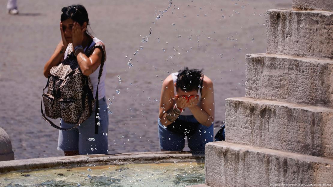 Turistas se refrescam em fonte em Roma, na Itália Turistas se refrescam em fonte em Roma, na Itália