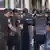 Polislerin bir kişinin etrafını sardığı görülüyor.